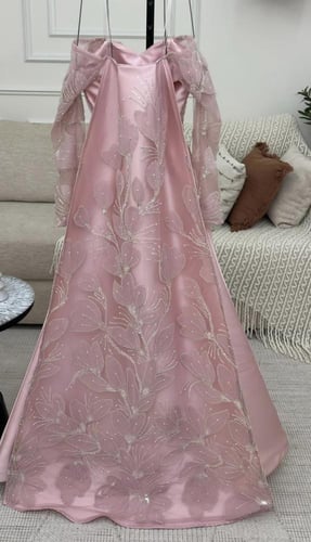 فستان سهره بتصميم راقي وفخم مع ذيل بتطريز كامل