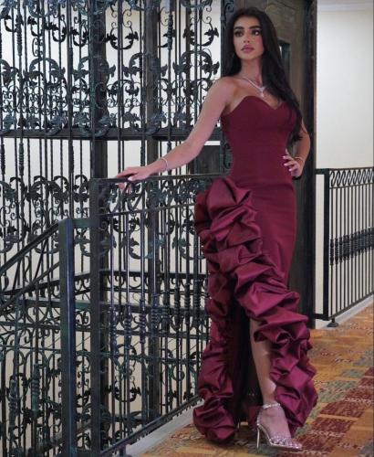 فستان بفتحه جانبيه وتصميم مميز