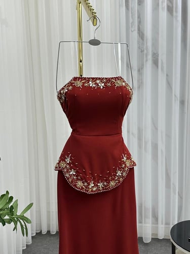 فستان سهرة انيق مطرز يدوياً