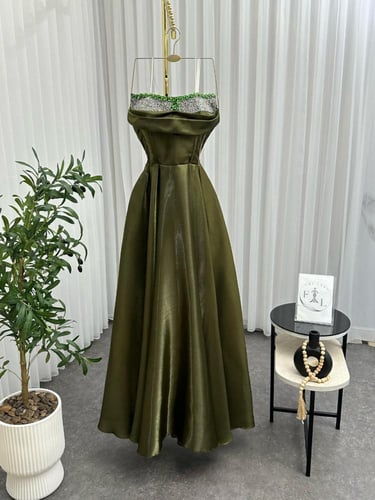 فستان سهرة بصدرية مطرزة بعدة الوان