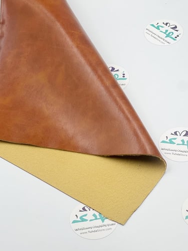 جلد بني ناعم