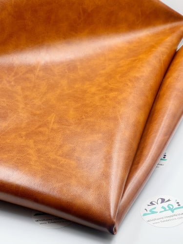 جلد بني ناعم