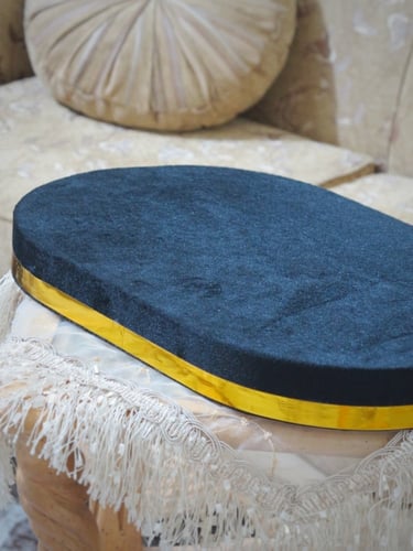 قاعدة تنسيق خشب مغلف مخمل اسود