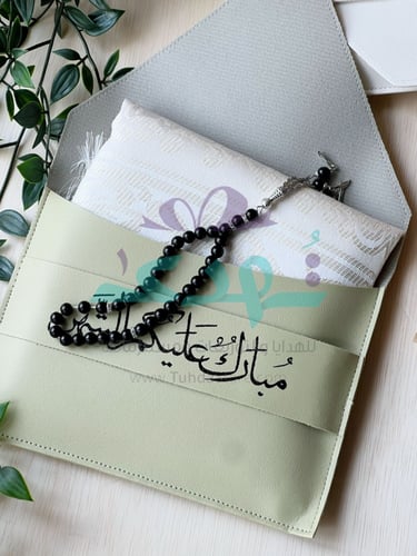 حقيبة سجادة وسبحة