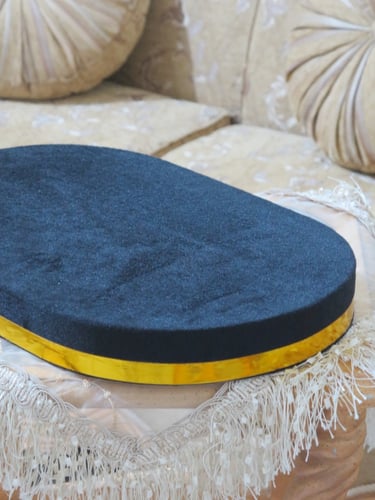 قاعدة تنسيق خشب مغلف مخمل اسود