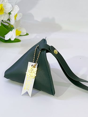 حقيبه جلد مثلت ( زيتي )