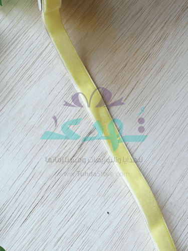 شريط مخمل أصفر عرض 1.3 سم