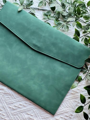 حقيبة جلد مع الحفر