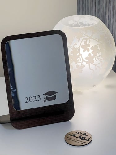 مرايا اكريلك مع حفر عام التخرج او عبارة