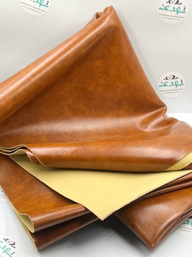 جلد بني ناعم