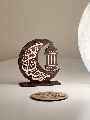 درزن استاند خشبي هلال مع فانوس بعبارة رمضان كريم