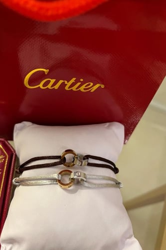 سوارة من ماركة كارتير الخيط