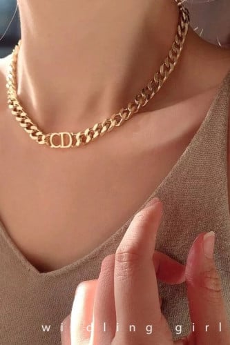 عقد ماركة كريستيان ديور