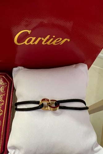 سوارة من ماركة كارتير الخيط