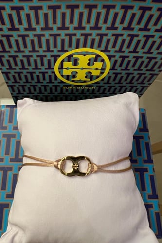 سوارة من ماركة توري بورش