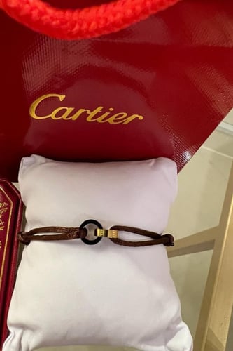 سوارة من ماركة كارتير الخيط