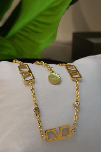 سلسال من ماركة فالنتينو