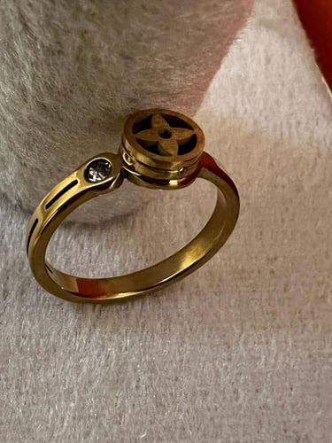 خاتم من ماركة لويس فيتون