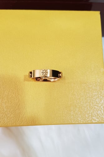 خاتم من ماركة توري بورش