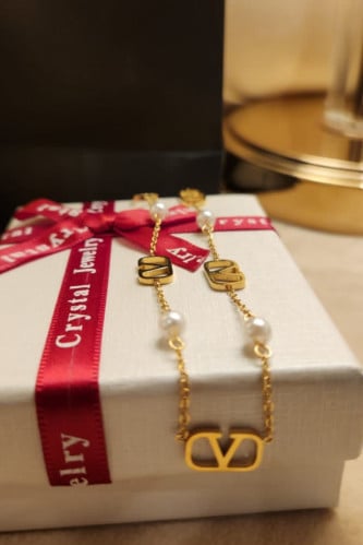 سلسال من ماركة فالنتينو