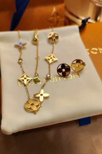 طقم من ماركة لويس فيتون