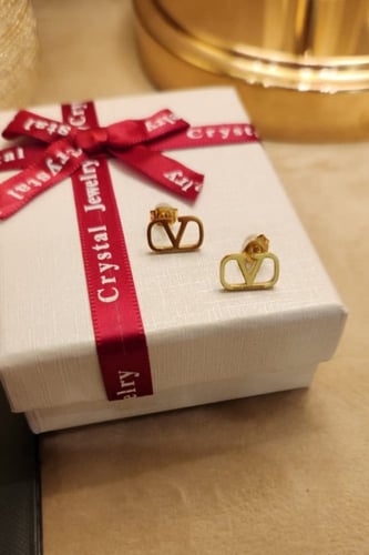 حلق من ماركة فالنتينو