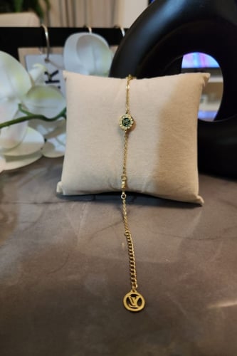 سوارة من ماركة لويس فيتون