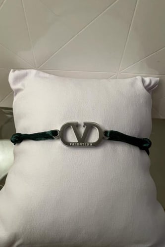 سوارة الخيط من ماركة فالنتينو