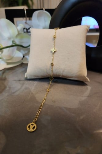 سوارة من ماركة لويس فيتون