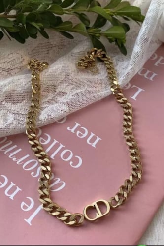 عقد ماركة كريستيان ديور