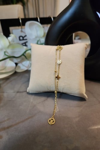 سوارة من ماركة لويس فيتون