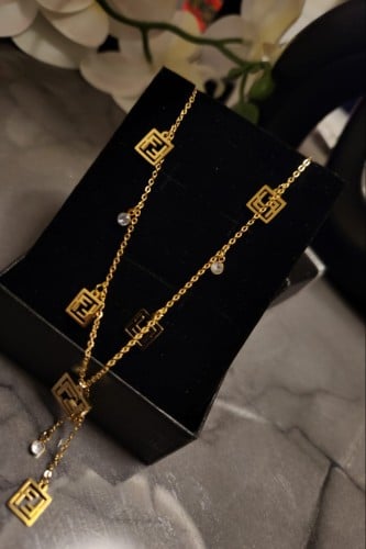 سلسال من ماركة فندي