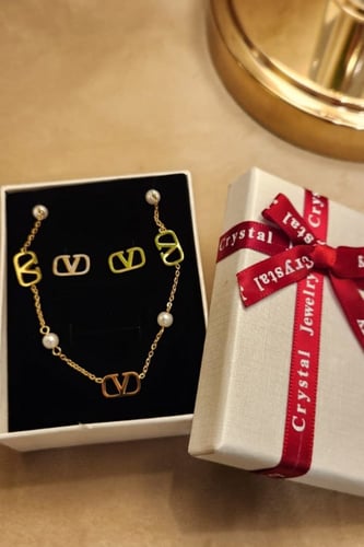 طقم من ماركة فالنتينو