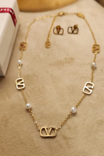 طقم من ماركة فالنتينو