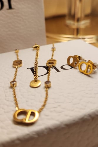 طقم من ماركة ديور