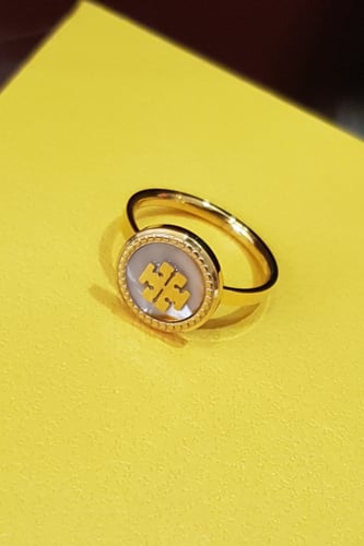 خاتم من ماركة توري بورش