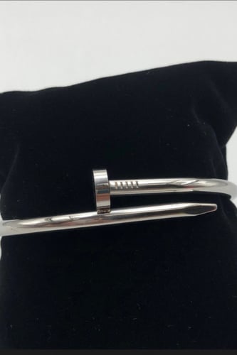 سوارة من ماركة كارتير