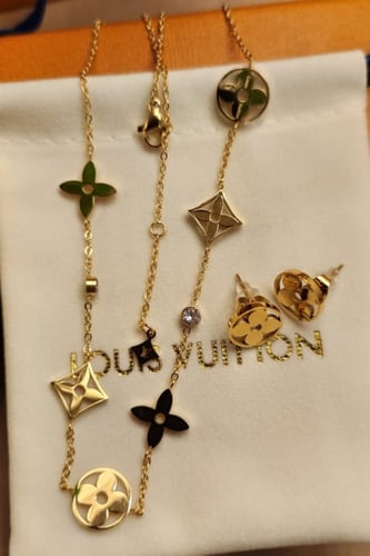 طقم من ماركة لويس فيتون