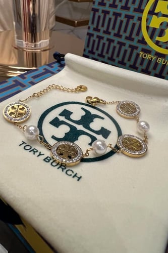 سوارة من ماركة توري بورش