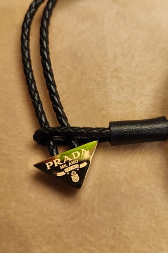 اسوارة برادا جلد