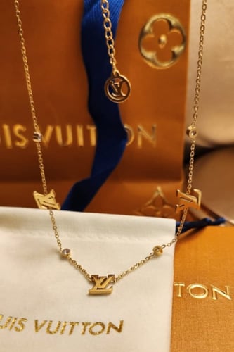 سلسال من ماركة لويس فيتون