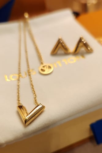 طقم من ماركة لويس فيتون