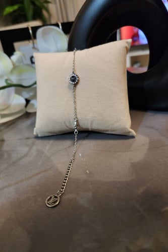 سوارة من ماركة لويس فيتون