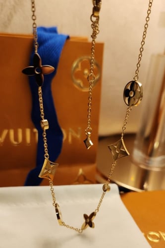 سلسال من ماركة لويس فيتون