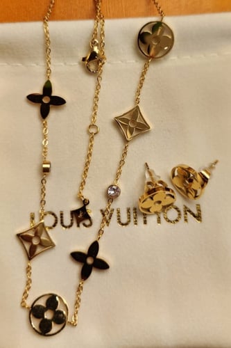 طقم من ماركة لويس فيتون
