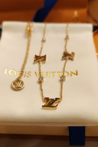 سلسال من ماركة لويس فيتون