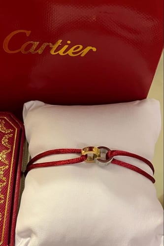 سوارة من ماركة كارتير الخيط