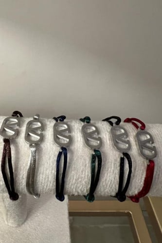 سوارة الخيط من ماركة فالنتينو