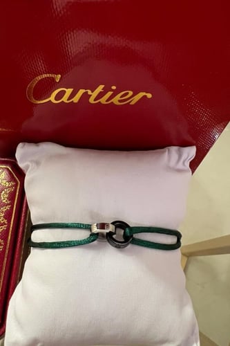 سوارة من ماركة كارتير الخيط