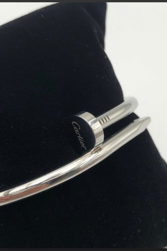 سوارة من ماركة كارتير